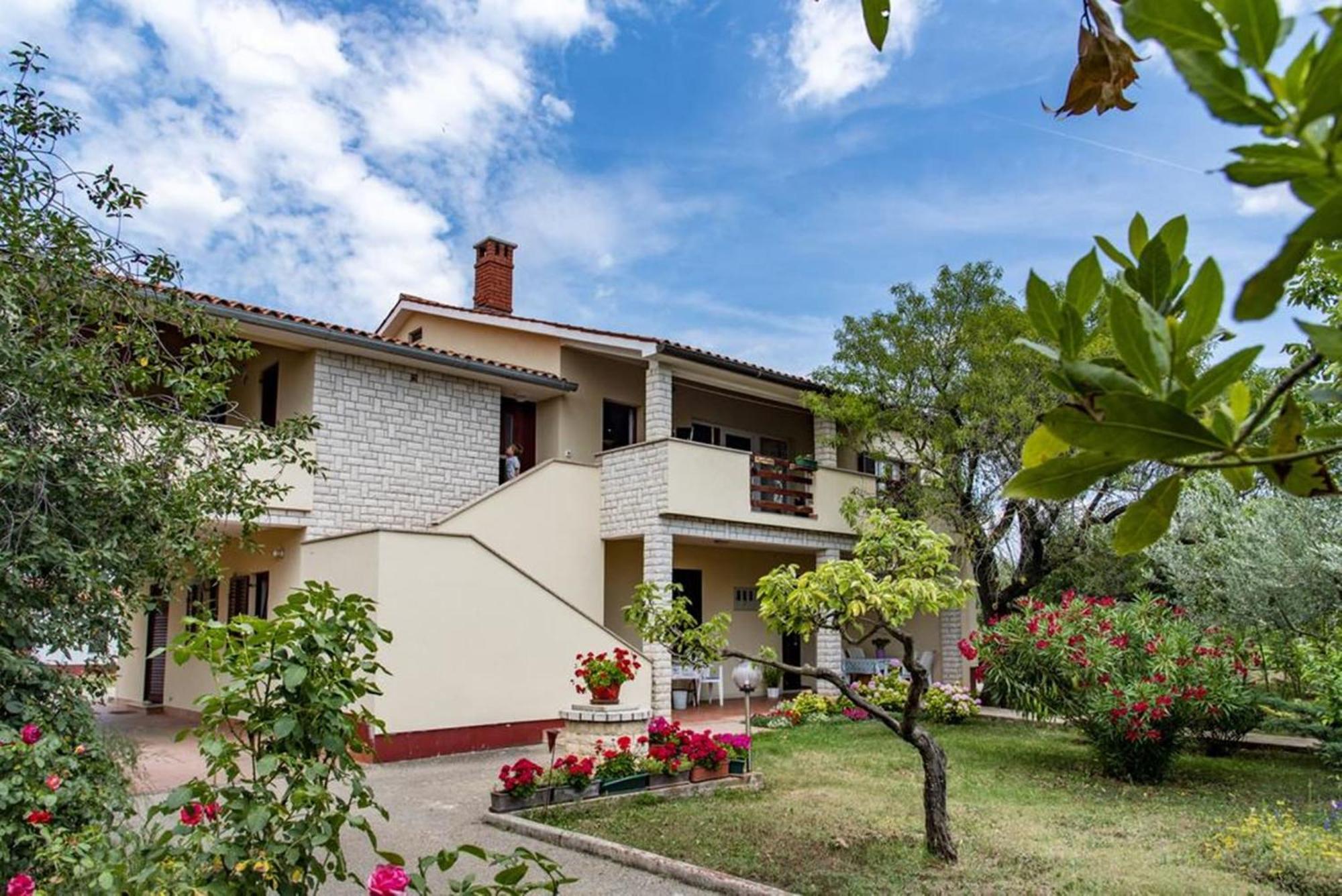 Flower Garden Rhapsody - Modern Family Apartments Near Fazana Fažana Exterior foto